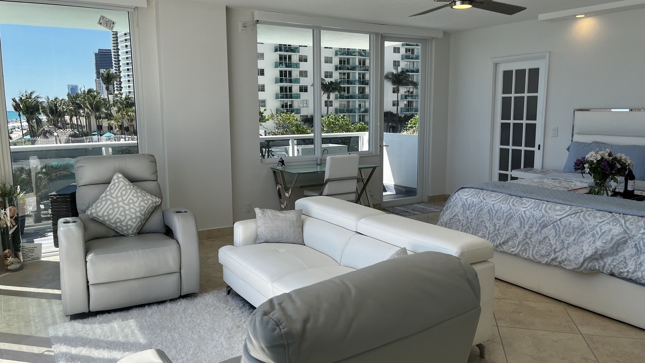 Photo of Livingroom in Hollywood South Central Beach
