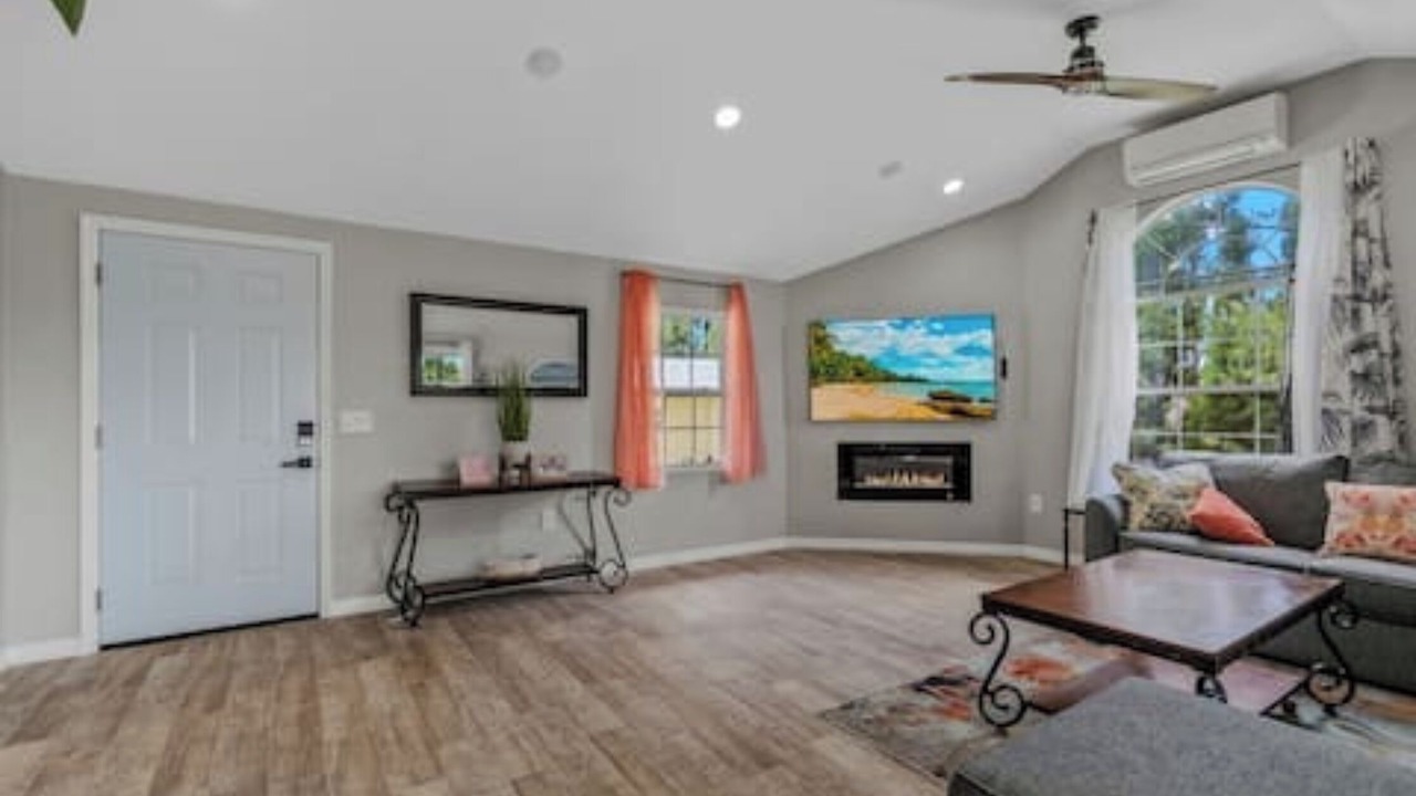 Photo of Livingroom in Englewood East