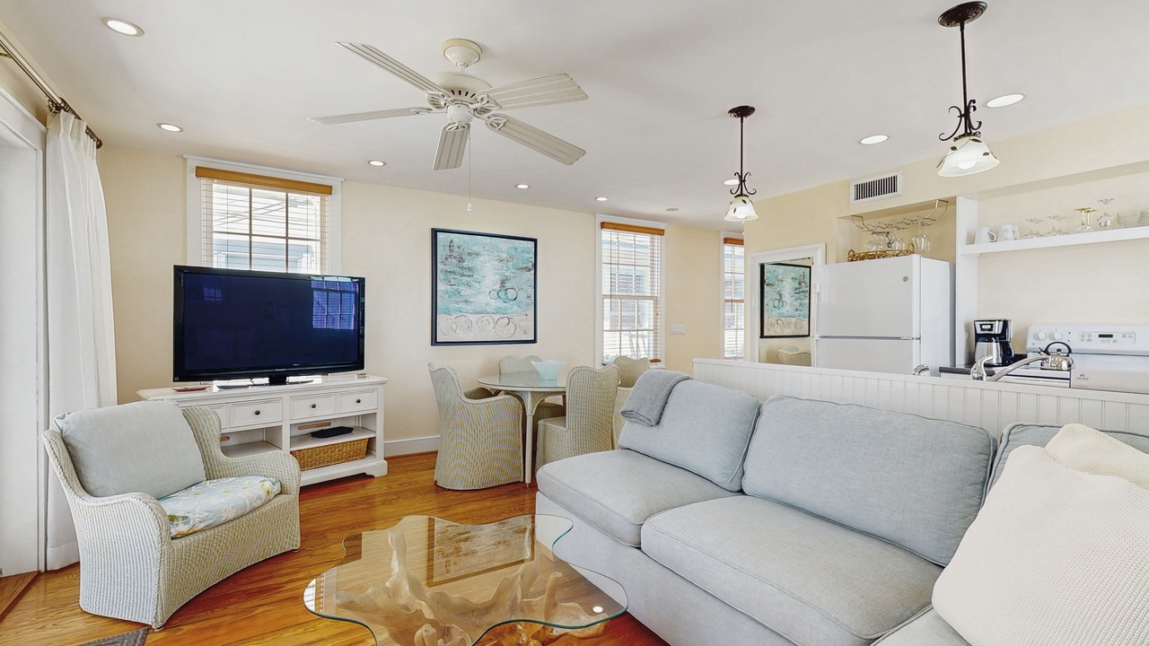Photo of Livingroom in Uptown - Upper Duval