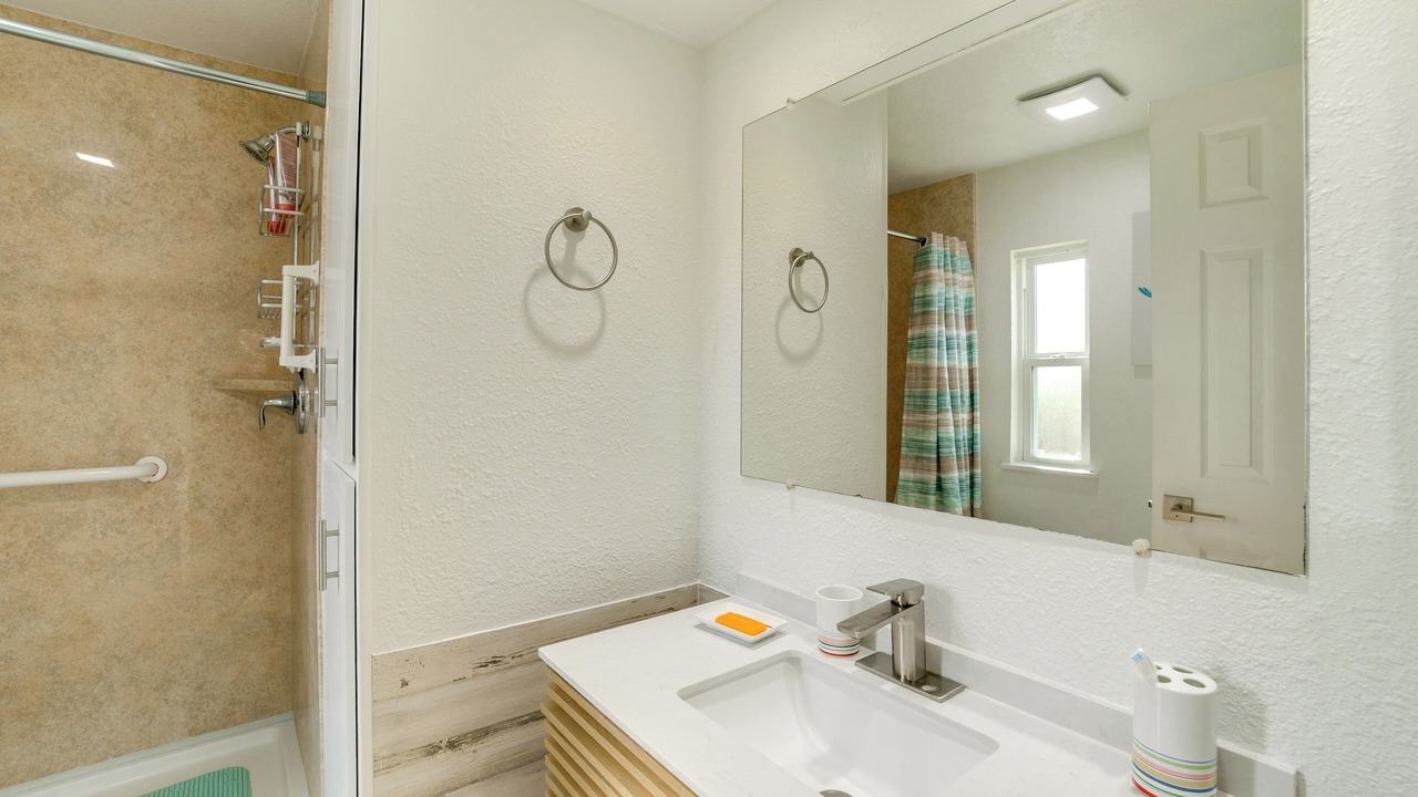 Photo of Bathroom in Maple Leaf