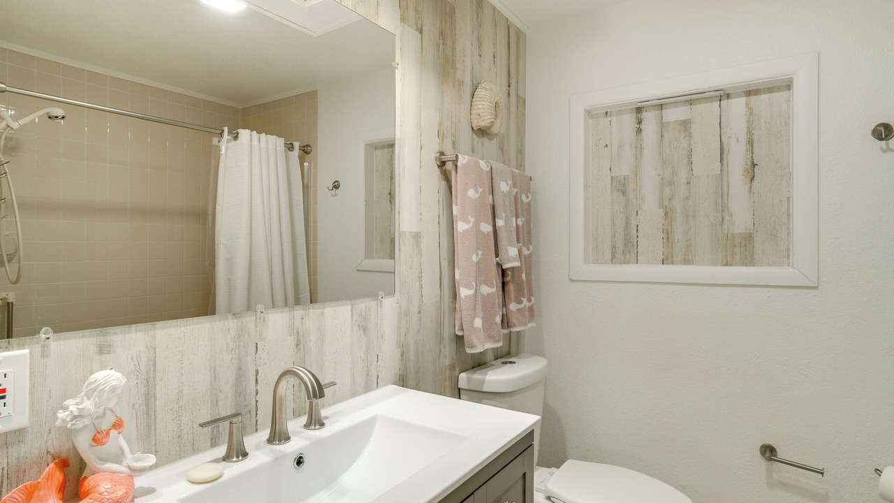 Photo of Bathroom in Maple Leaf