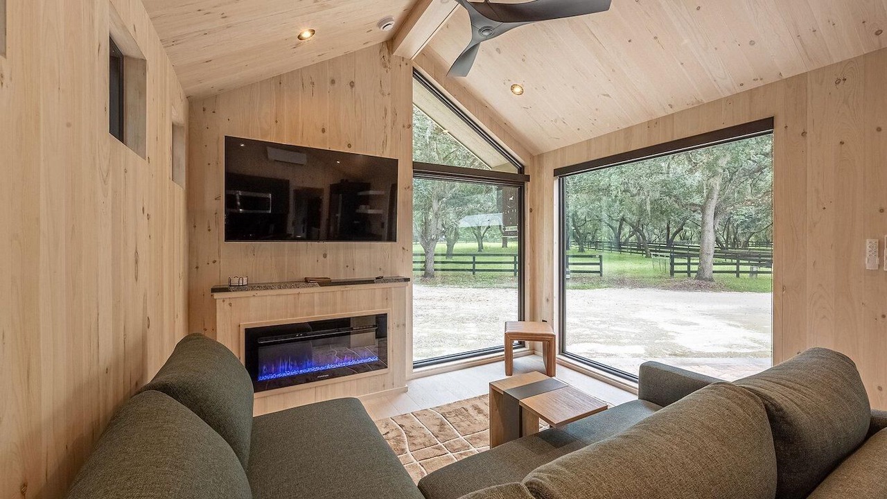Photo of Livingroom in Bronson