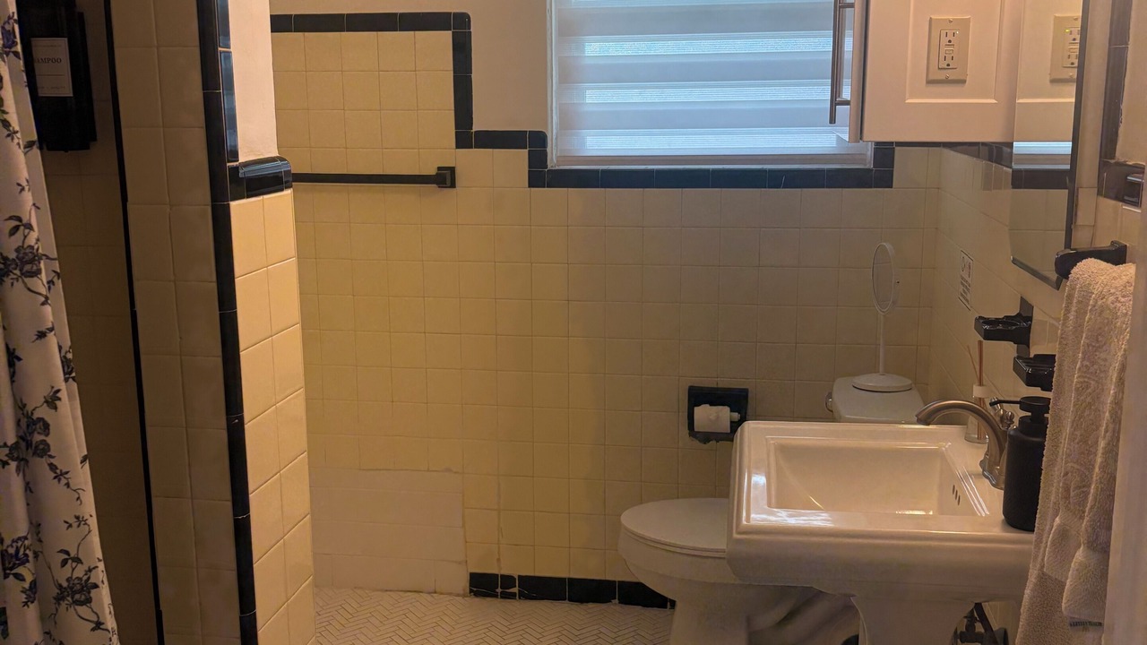 Photo of Bathroom in Poiciana Park II