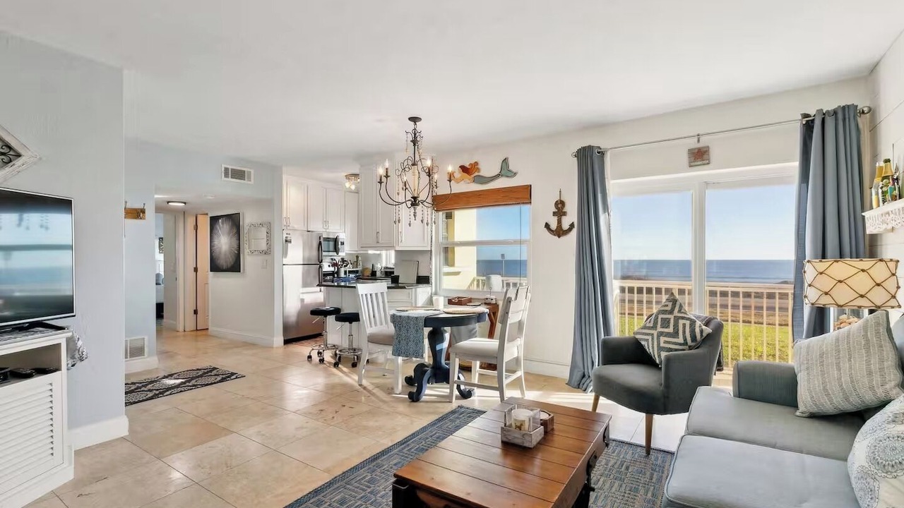 Photo of Livingroom in Surfside Estates