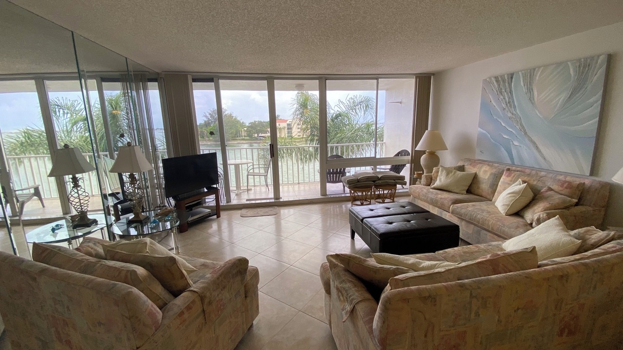Photo of Livingroom in Bayway Isles