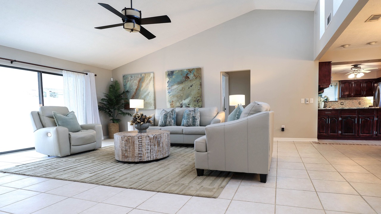 Photo of Livingroom in Thomas Drive