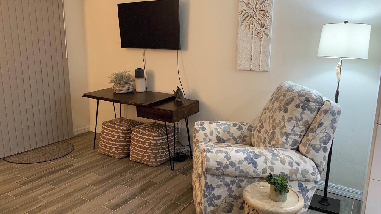 Photo of Livingroom in Mid Island
