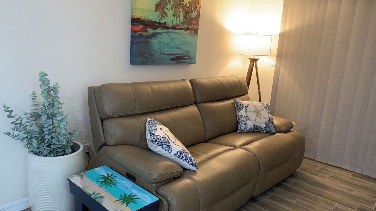 Photo of Livingroom in Mid Island
