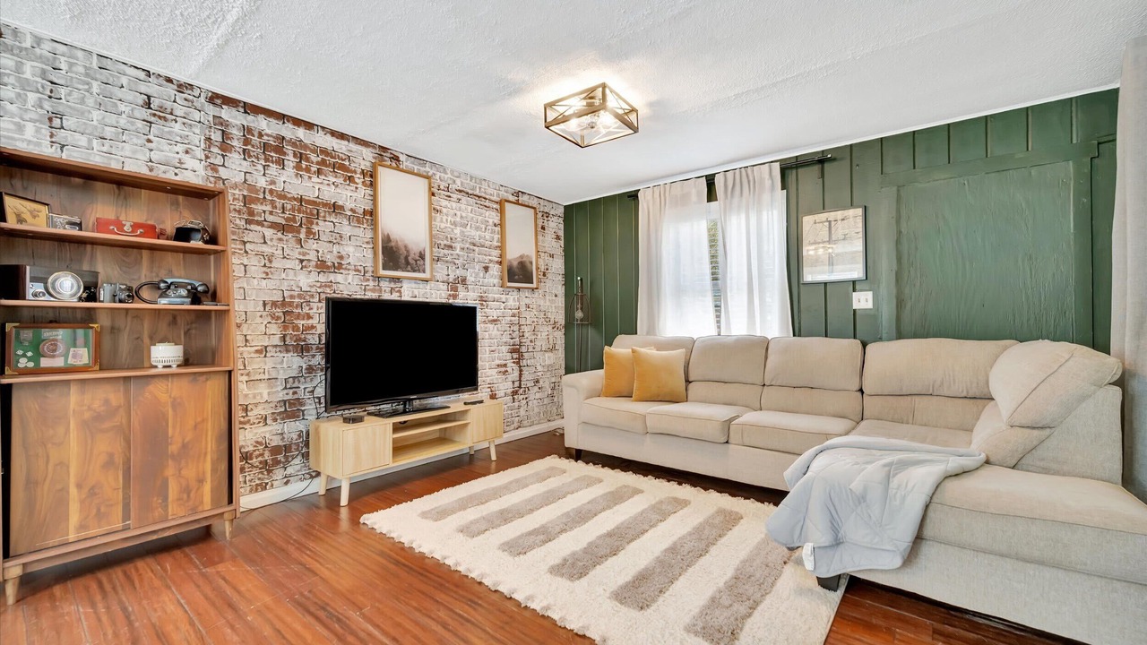 Photo of Livingroom in Parkland Estates