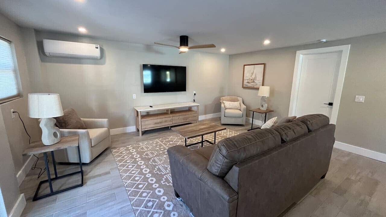 Photo of Livingroom in Mid Island