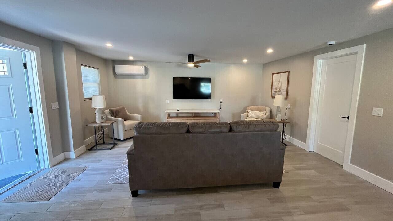 Photo of Livingroom in Mid Island