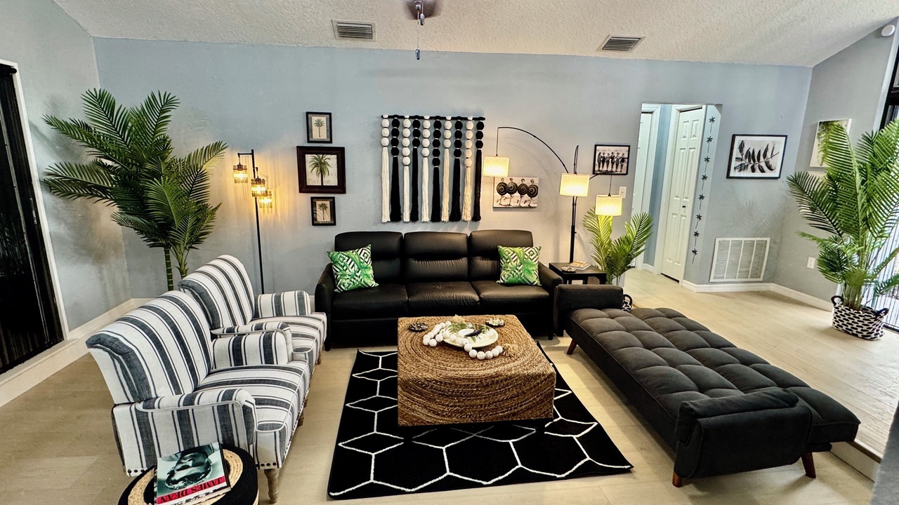 Photo of Livingroom in Indian Waters