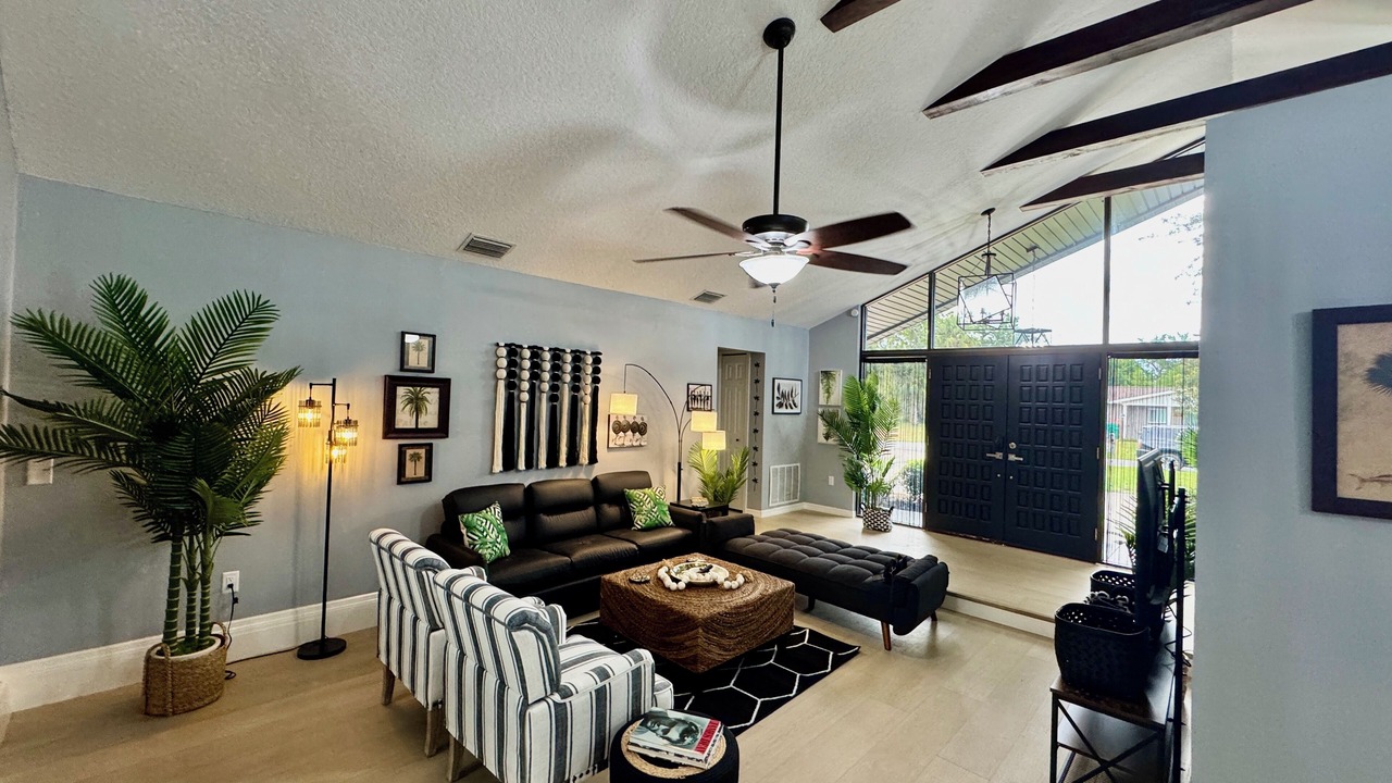 Photo of Livingroom in Indian Waters