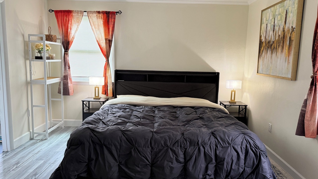 Photo of Bedroom in Broadview Manor