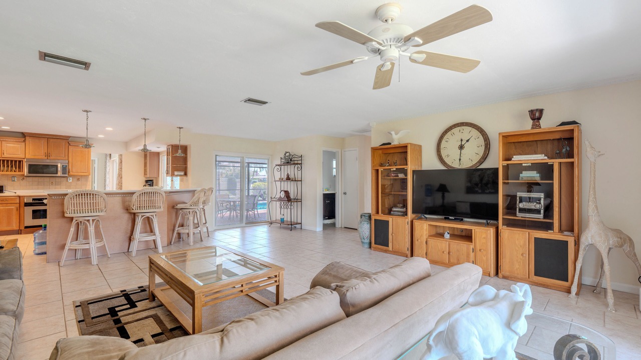 Photo of Livingroom in Town and River