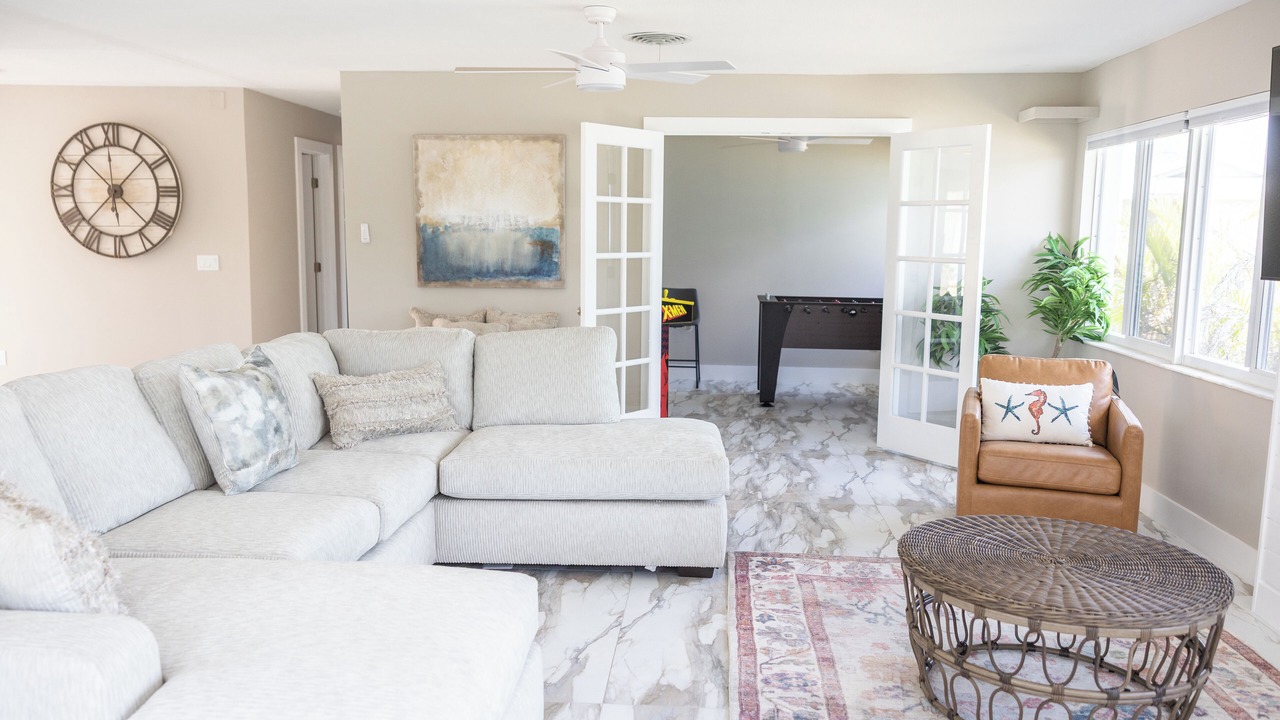 Photo of Livingroom in Mid Island