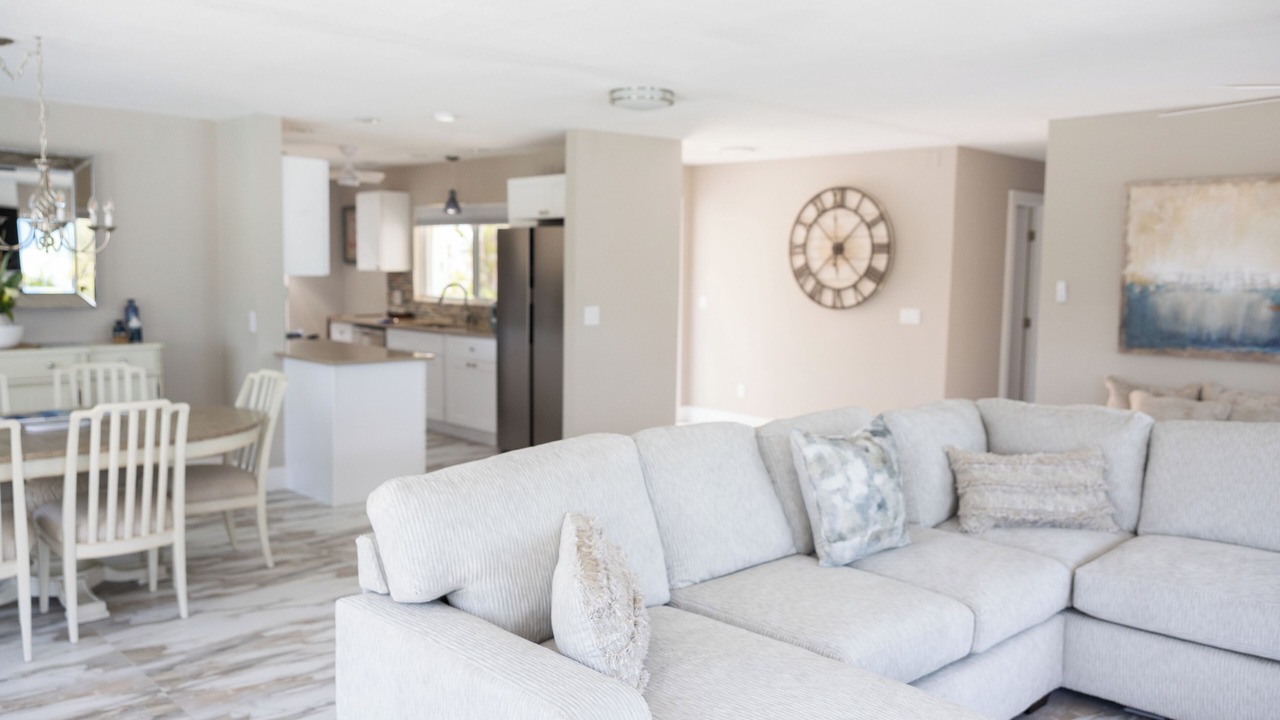 Photo of Livingroom in Mid Island