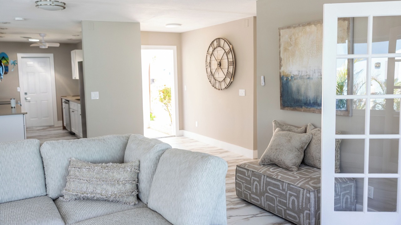 Photo of Livingroom in Mid Island