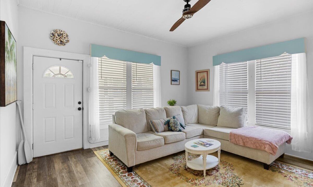 Photo of Livingroom in East Hill