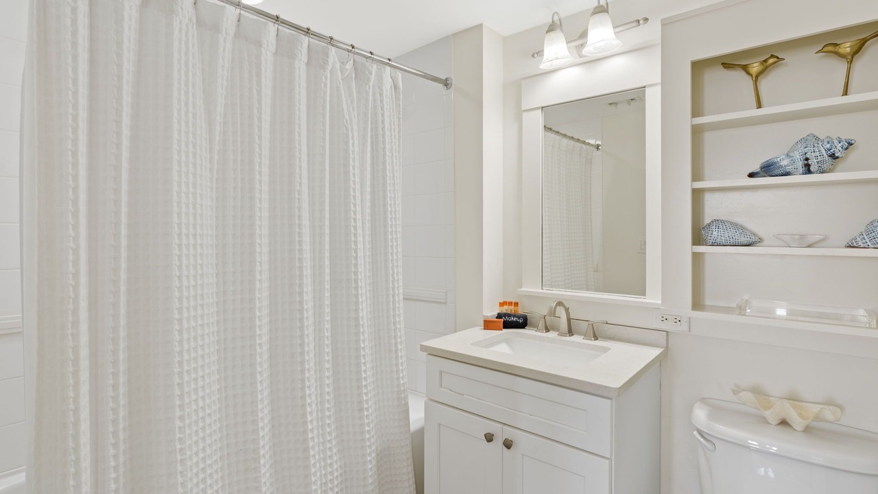 Photo of Bathroom in Baytowne Wharf