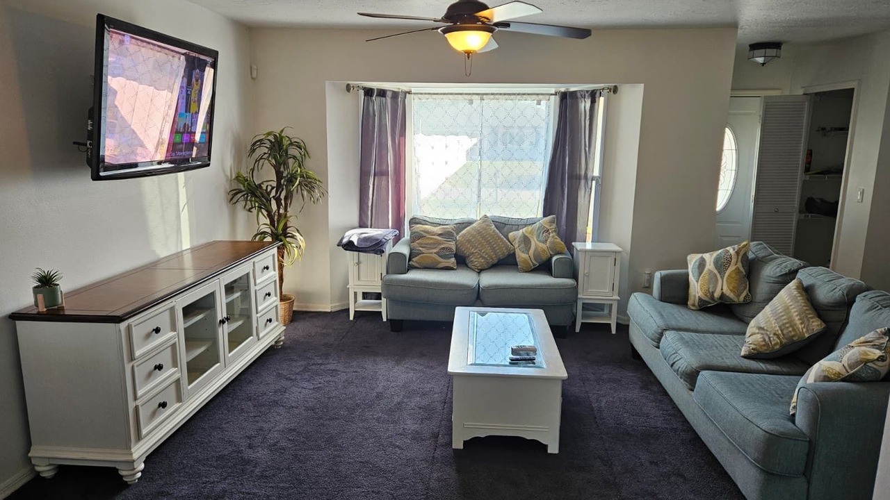 Photo of Livingroom in Englewood East