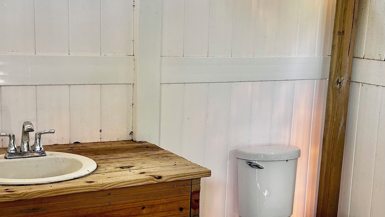 Photo of Bathroom in Weeki Wachee Gardens
