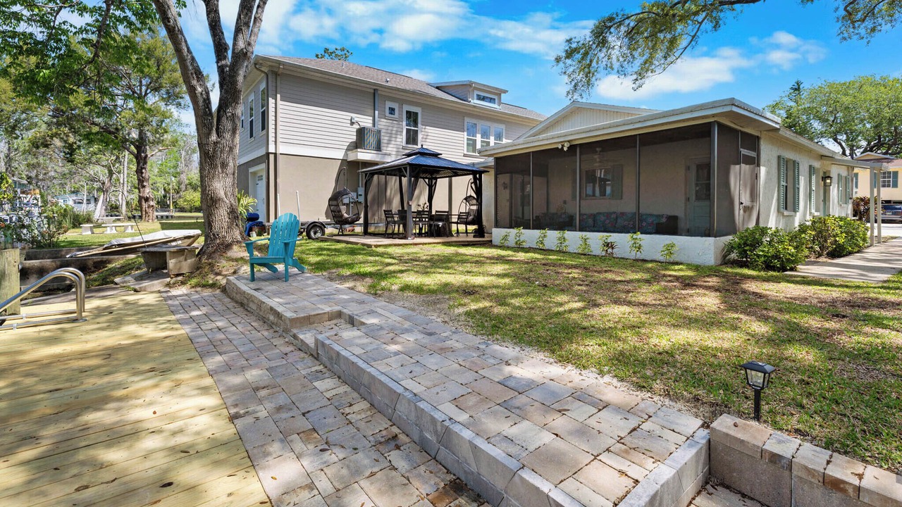 Photo of Patio Balcony in Weeki Wachee Gardens