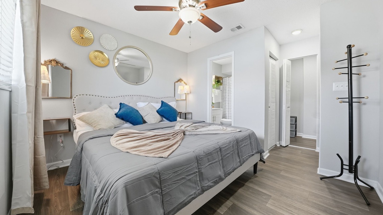 Photo of Bedroom in Town N County Park