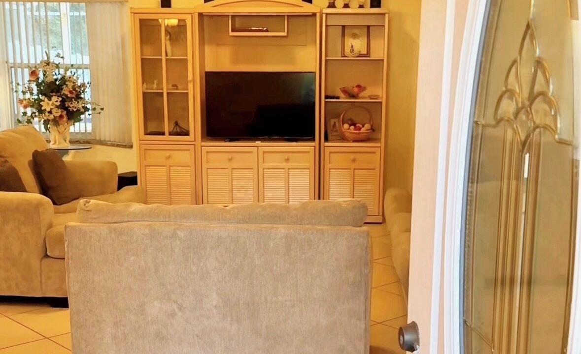 Photo of Livingroom in Windward Cay