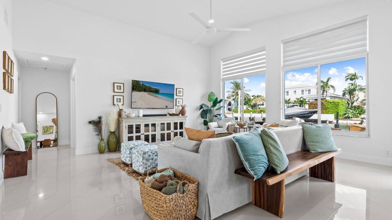 Photo of Livingroom in The Cove