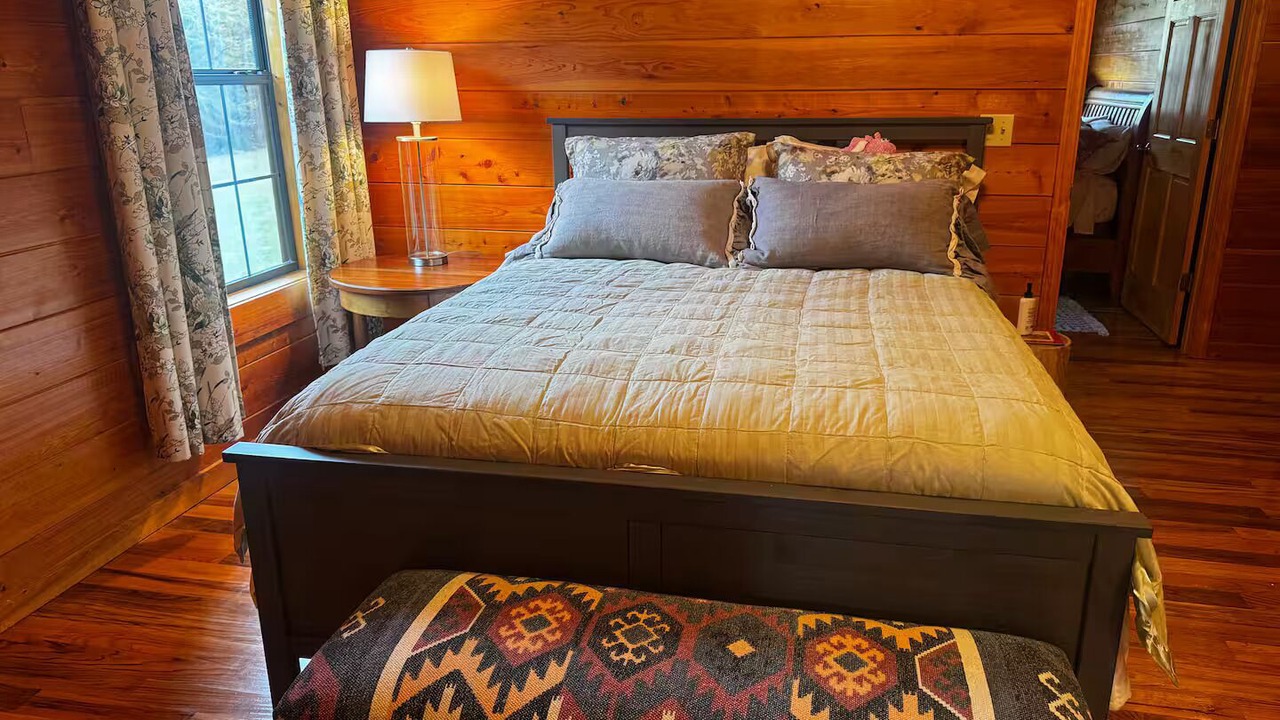 Photo of Bedroom in Brooks County