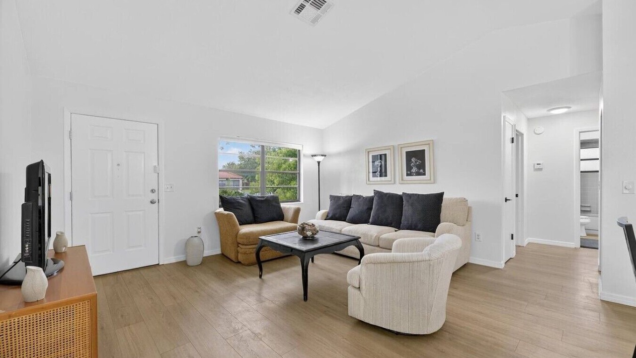 Photo of Livingroom in Forest Oaks