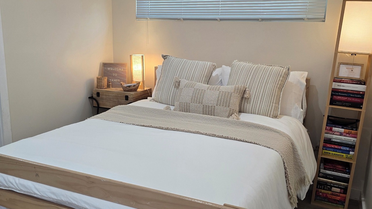 Photo of Bedroom in Carver City - Lincoln Gardens