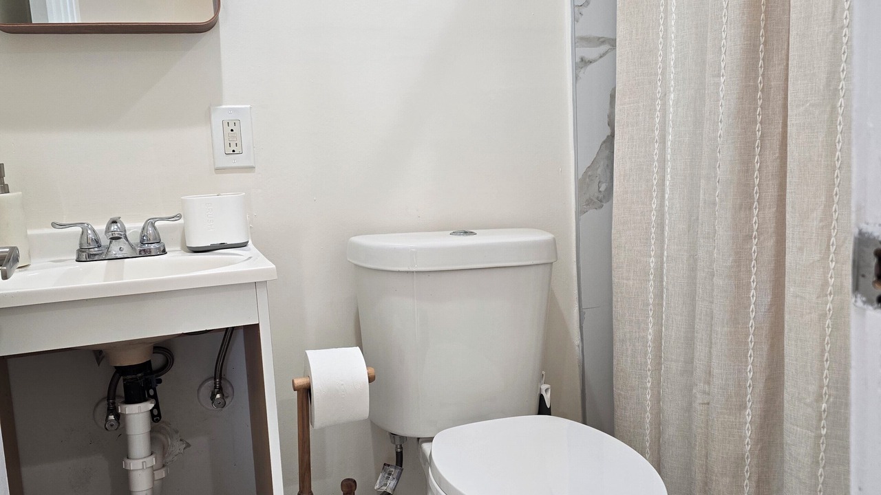 Photo of Bathroom in Carver City - Lincoln Gardens