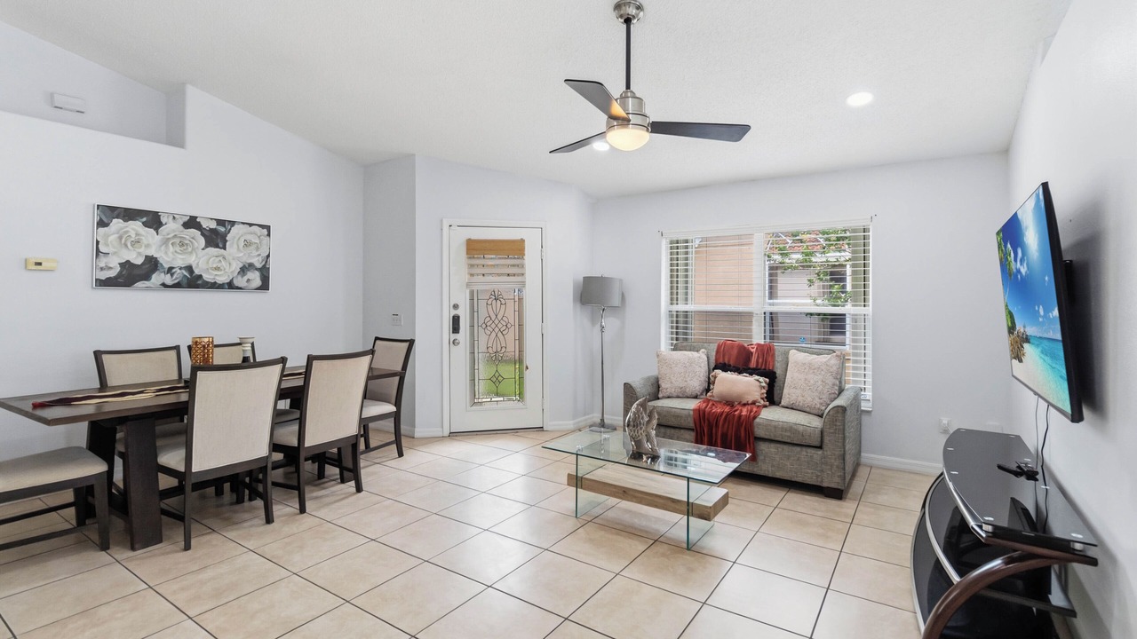 Photo of Livingroom in Lakeside Estates
