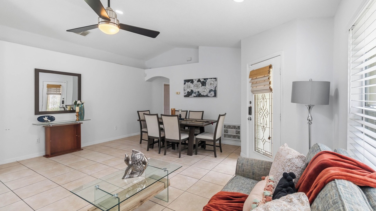 Photo of Livingroom in Lakeside Estates