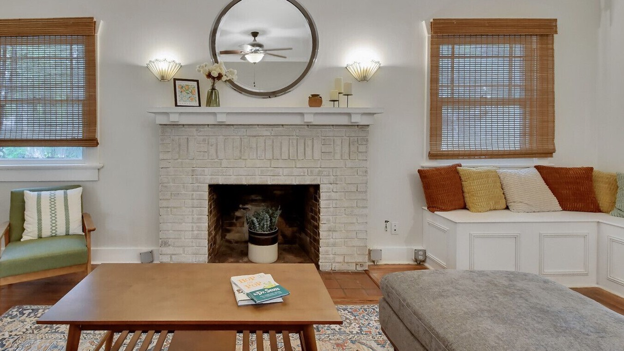 Photo of Livingroom in Rogers Deland