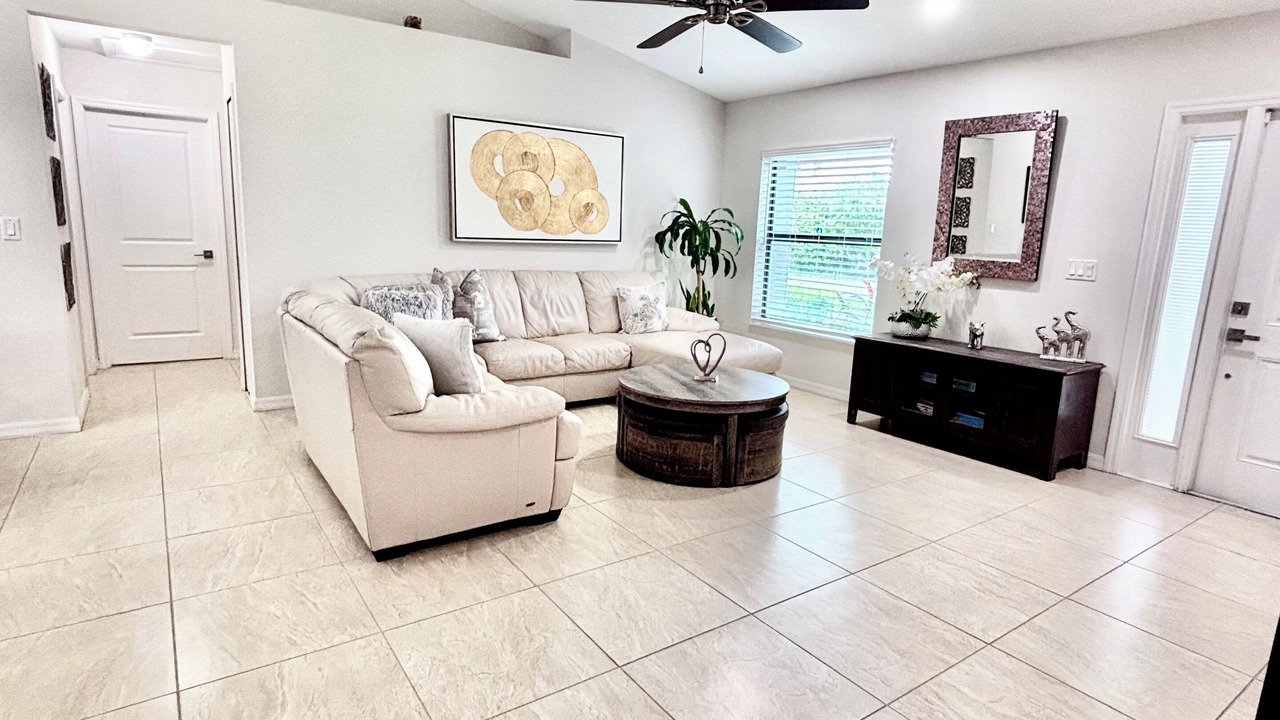 Photo of Livingroom in Sunshine