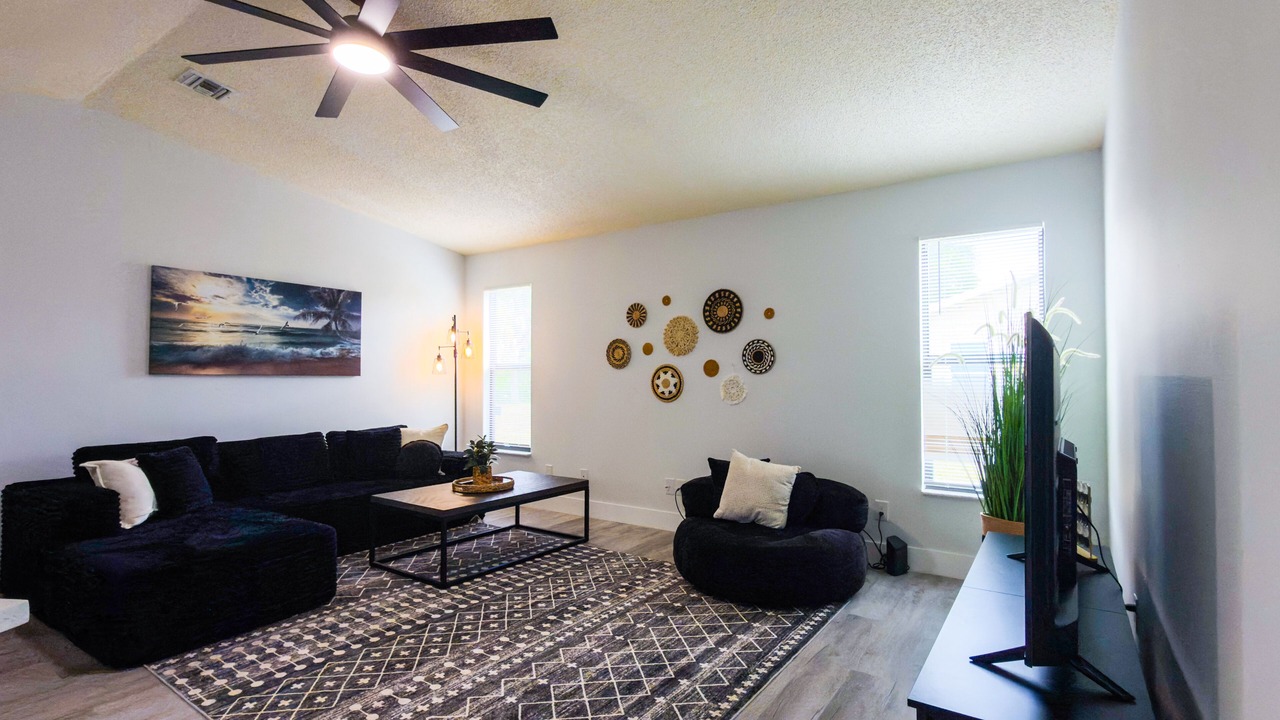 Photo of Livingroom in Englewood East