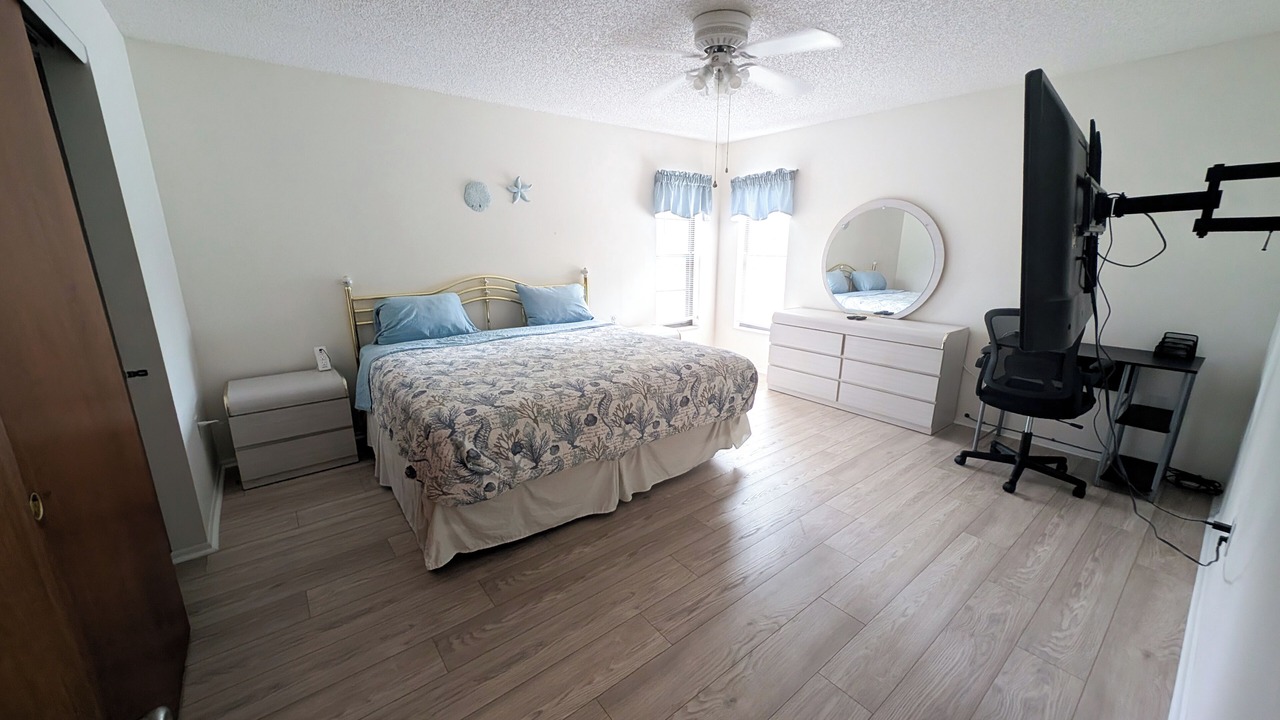 Photo of Bedroom in Berkeley Manor
