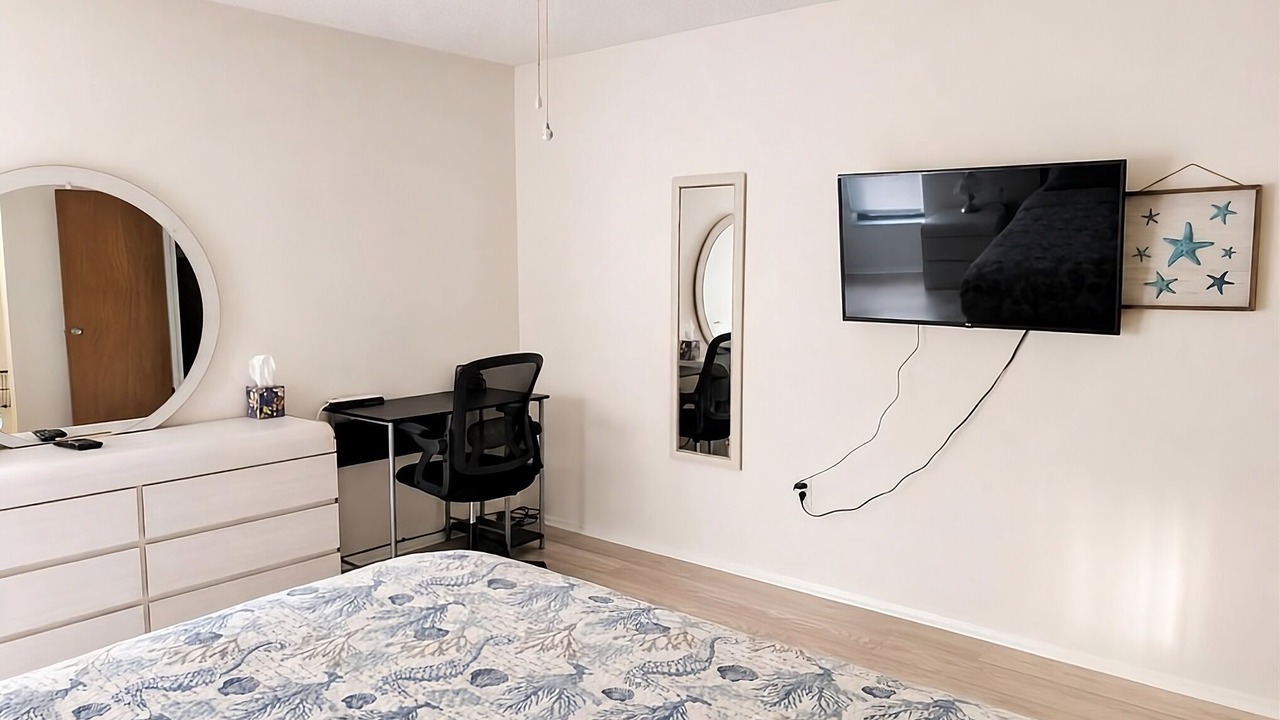 Photo of Bedroom in Berkeley Manor