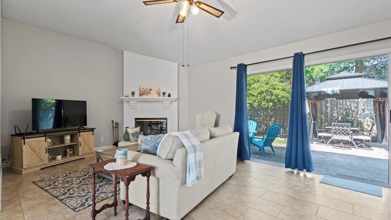 Photo of Livingroom in Golden Glades - The Woods