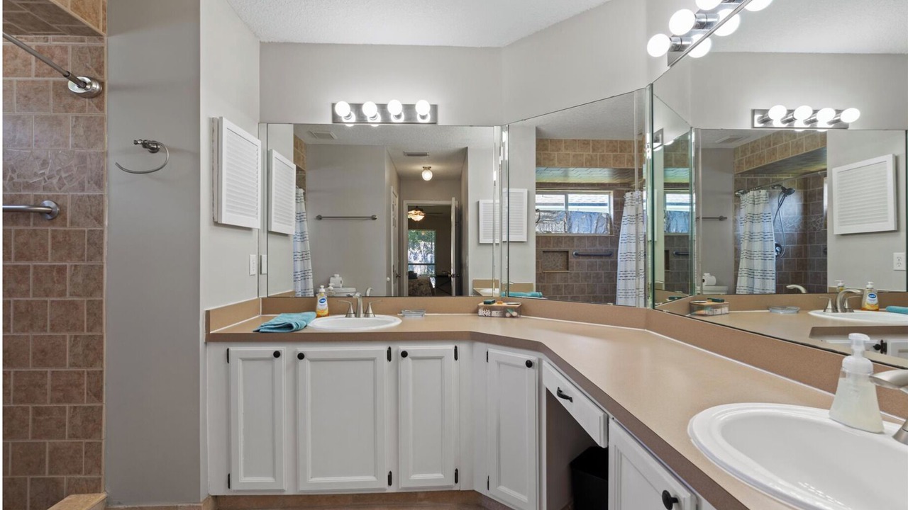 Photo of Bathroom in Golden Glades - The Woods