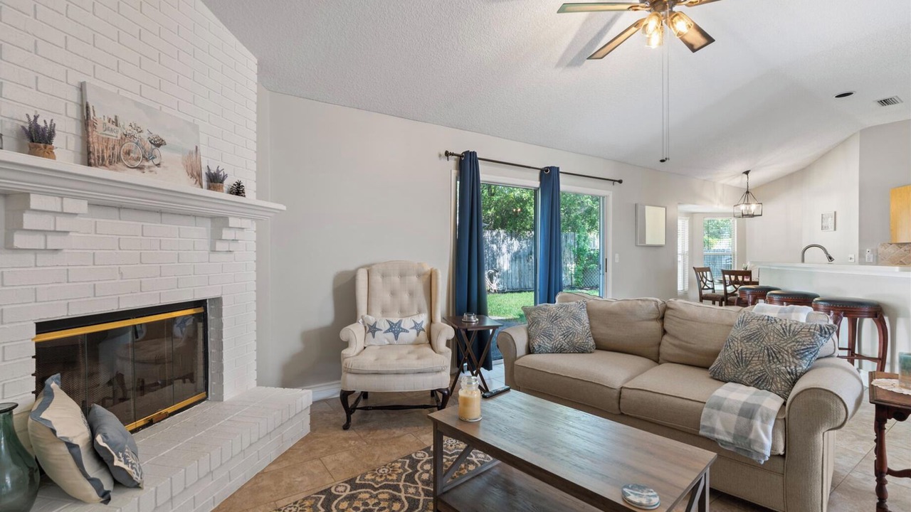 Photo of Livingroom in Golden Glades - The Woods