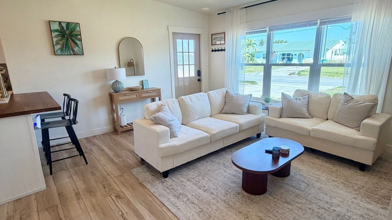 Photo of Livingroom in Edgewater