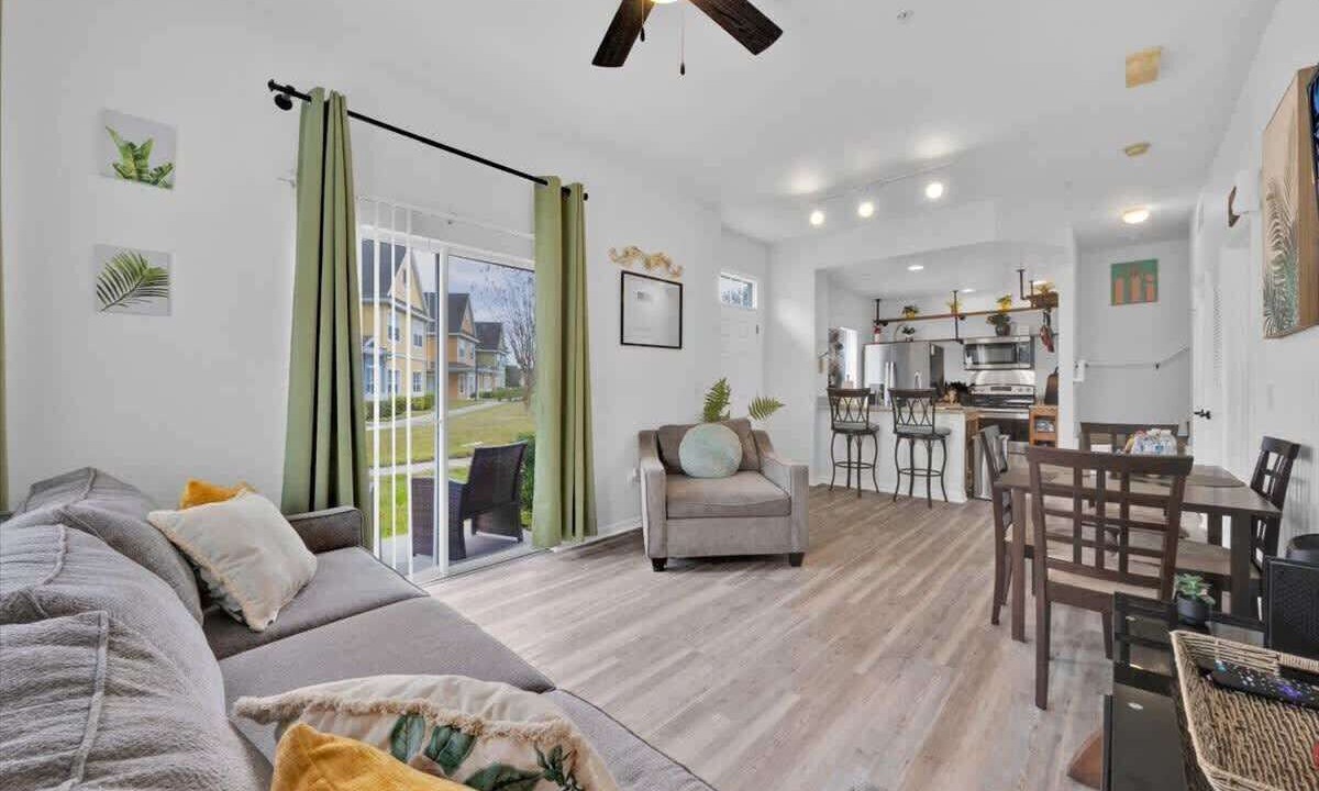 Photo of Livingroom in Venetian Bay Villages