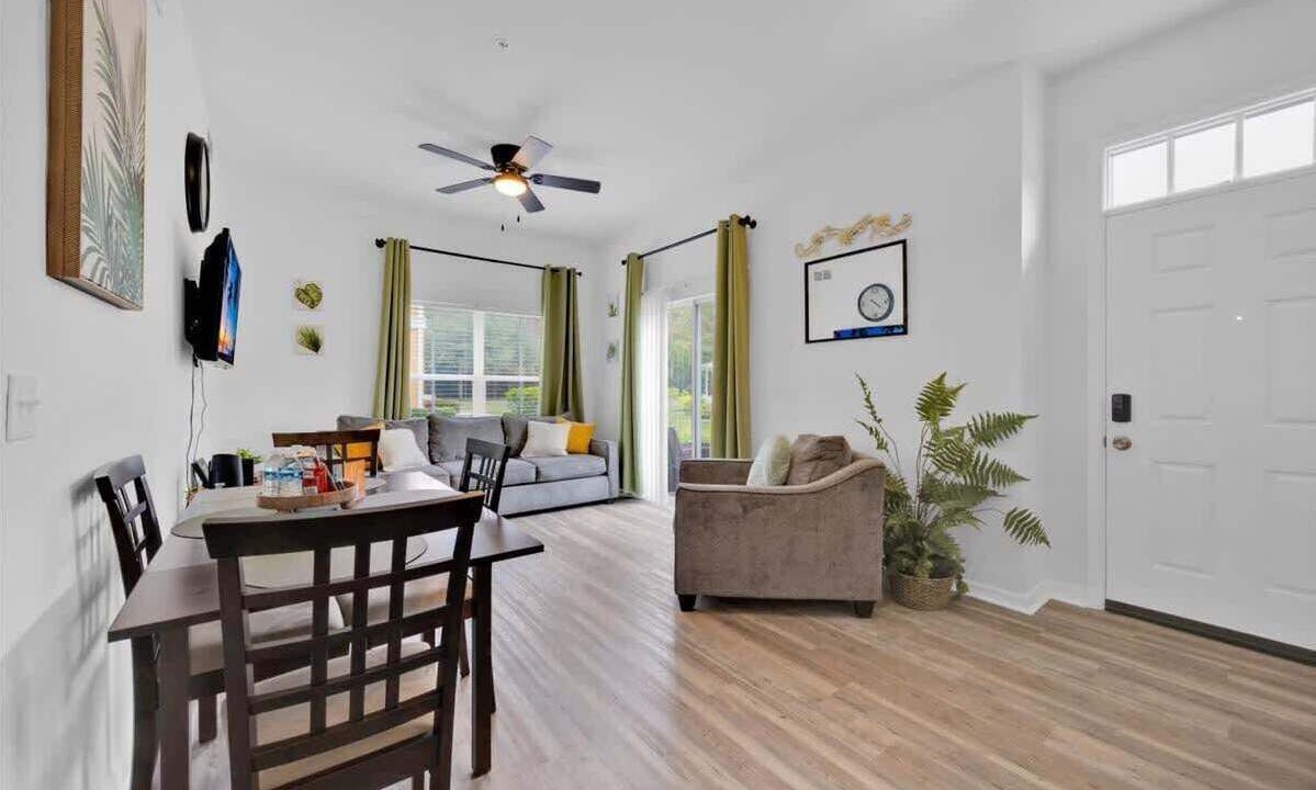 Photo of Livingroom in Venetian Bay Villages