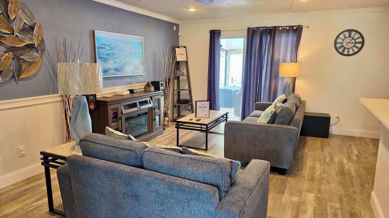 Photo of Livingroom in Goldenrod