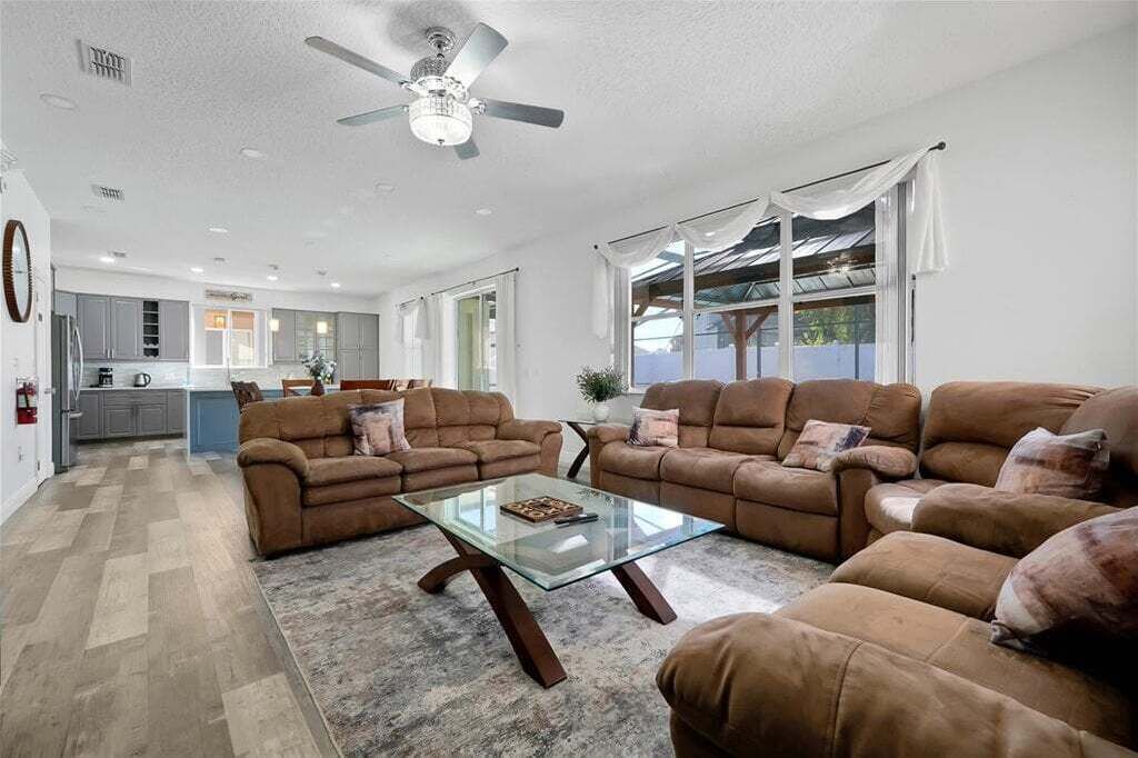 Photo of Livingroom in Windwood Bay
