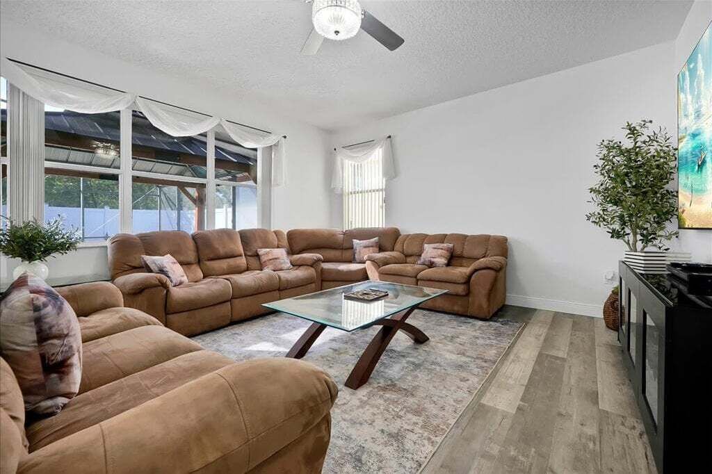 Photo of Livingroom in Windwood Bay